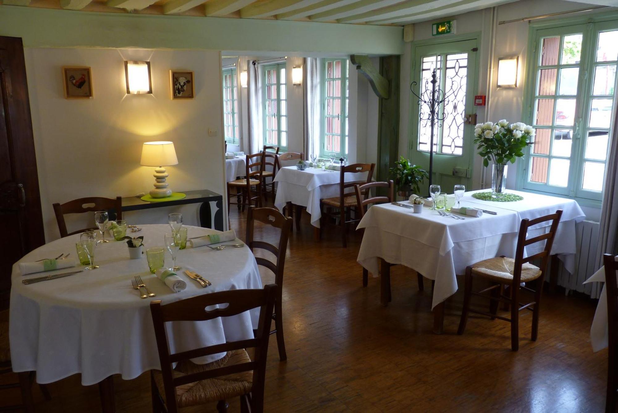 Hôtel-Restaurant La P'tite Auberge Lillebonne Exterior foto